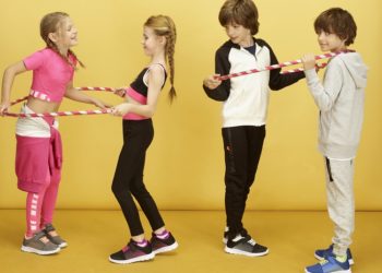 cómo enseñar a los niños a atarse los zapatos