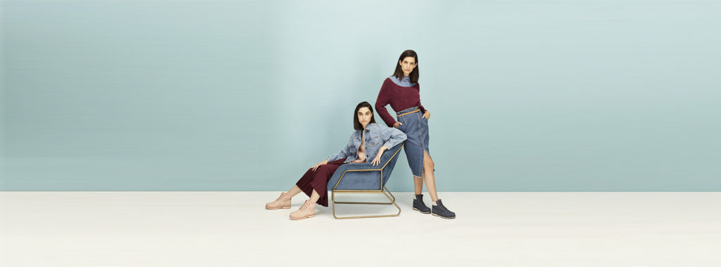 Dos mujeres posan con sus zapatos de rebajas 2021