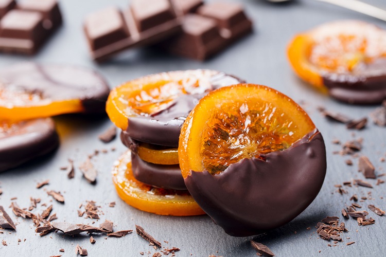 Naranjas con chocolate como postre en el menú de navidad