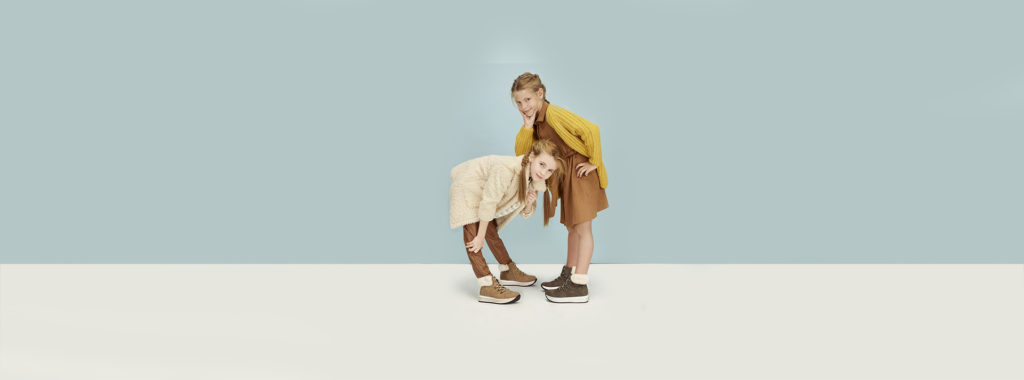 Dos niñas con prendas invernales y botas de Merkal Calzados